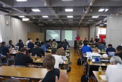 多数の来場者が集まり活気溢れる手ゼリＡＡを展開