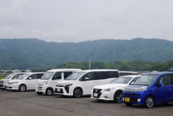 ２４２台もの出品車を集めた