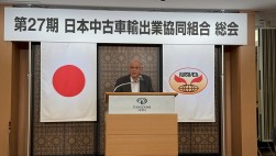 総会であいさつに立つ佐藤理事長