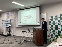 あいさつに立つ高橋副理事長