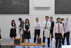 佐賀、長崎両県の名産品が当たる早朝抽選会を実施