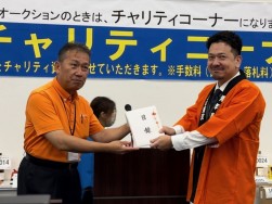 青木副理事長（左）が杉本部会長に目録贈呈