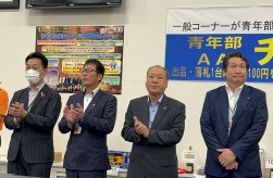 他県執行部も来場し花を添えた（左からJU神奈川實方副理事長、JU愛知加藤理事長、JU静岡小野田理事長、JU埼玉添野理事長）