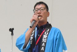 セリ前にあいさつを述べる加藤理事長