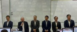 石山会長があいさつ（左から海津会長、石山会長、伊藤会長、橋本会長、加藤会長、添野会長）