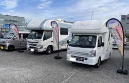 バラエティに富んだキャンピングカーが並ぶ