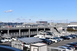敷地内に立体駐車場を備える