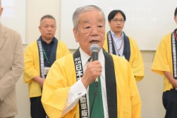 セリ前にあいさつを述べる松本理事長
