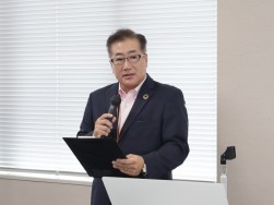 セレモニーであいさつする松田会場長