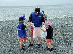家族で海岸清掃に参加