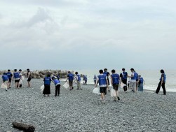 海岸清掃の様子