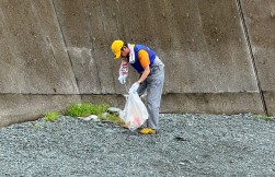 海岸の隅々までゴミ拾い