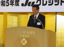あいさつに立つ海津会長
