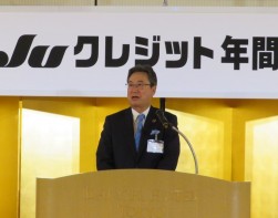 あいさつに立つ飯盛社長