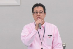 セリ前にあいさつを述べる新井会場長