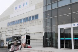 ミライブ大阪会場（会場前にはキッチンカーが来場した）