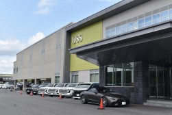 会場前に並ぶランクルやメルセデス