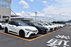 小売向けの高年式車が並ぶ