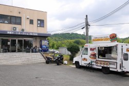 ハンバーガーのキッチンカーが来場