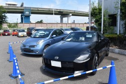 会場前には往年の名車を展示