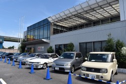 会場前には往年の名車を展示