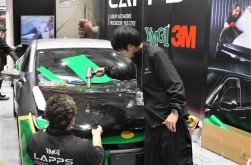 高級車ユーザーを中心に、カーラッピングなども年々認知度を拡大している（写真はⅠＡＡＥ２０２４の「ＬＡＰＰＳ」のブースでの実演風景）