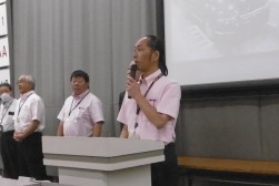 セリ前にあいさつを述べる中川流通委員長