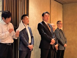 前夜祭であいさつを述べる出口理事長（写真中央）