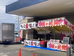会場前には恒例の屋台出店