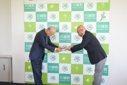 城田町長へ目録を手渡す浦田常務理事