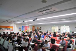 セリ会場は満席になった