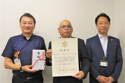 西宮市役所で寄付金贈呈式