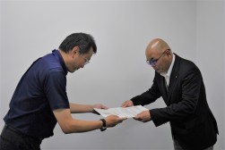 尼子土木局長から感謝状が手渡された