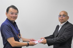 浦田常務理事が目録を贈呈