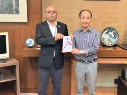 浦田常務理事（写真左）が目録を手渡した