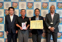左から原田部長、木村市長、堀内常務理事、紺野会場長
