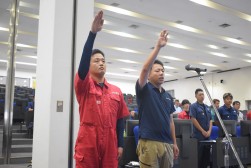 選手宣誓を行うJU愛知・宮本さん（左）とJU富山・高瀬さん（右）