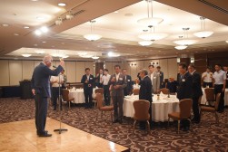 表彰式で乾杯を行うJU中部・奥村悦二流通委員長
