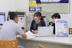 会場スタッフが来場会員にデジタル出品の入力方法などを説明した