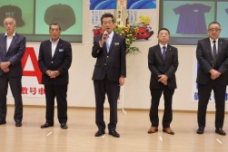 セレモニーで謝辞を述べる海津理事長