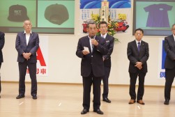 新園会長が祝辞を述べた