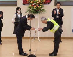 交通遺児チャリティ寄贈式を実施