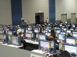 大型の会場が多数の会員で埋まる
