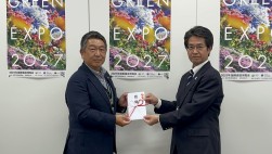 堀内常務理事（左）が目録を贈呈