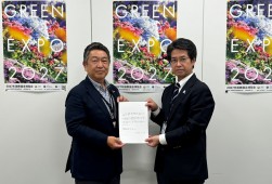 感謝状を手にする堀内常務理事（左）