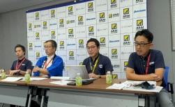 記者会見に左から小林４輪統括リーダー、東馬取締役オークションカンパニー長、鈴木バントラ統括リーダー、池澤事務局長が参加