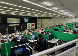 会員の手が一斉に上がるじゃんけん大会