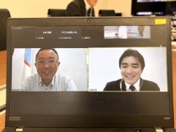 アップル札幌琴似店の熊谷店長（左）