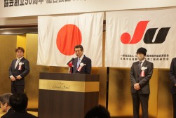 祝賀会冒頭であいさつする海津会長