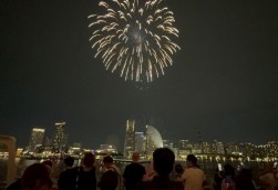 横浜の夜景と花火をデッキから楽しむ参加会員